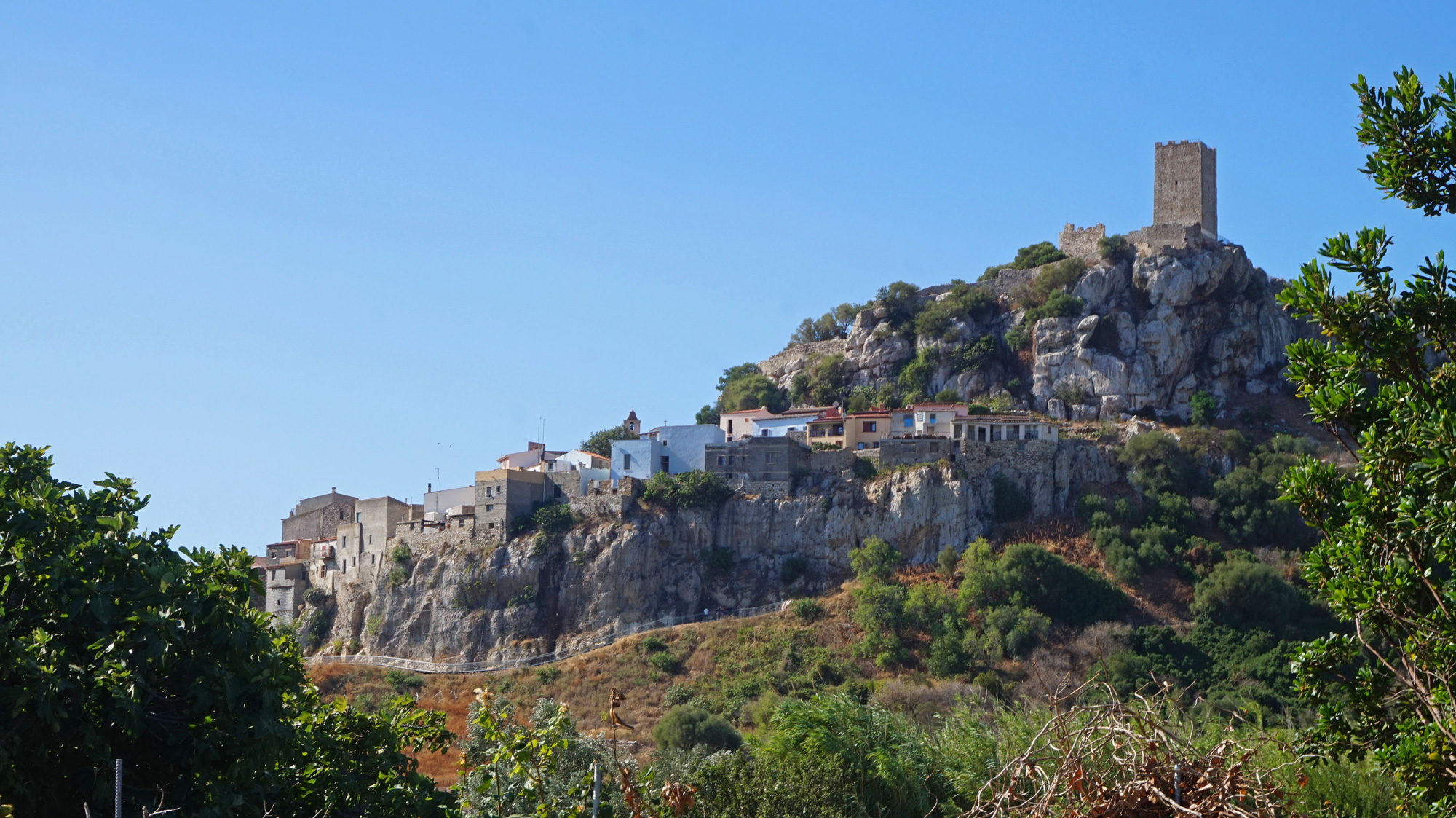 Posada mit seinem Sarazenenturm und der Altstadt im Felsen.