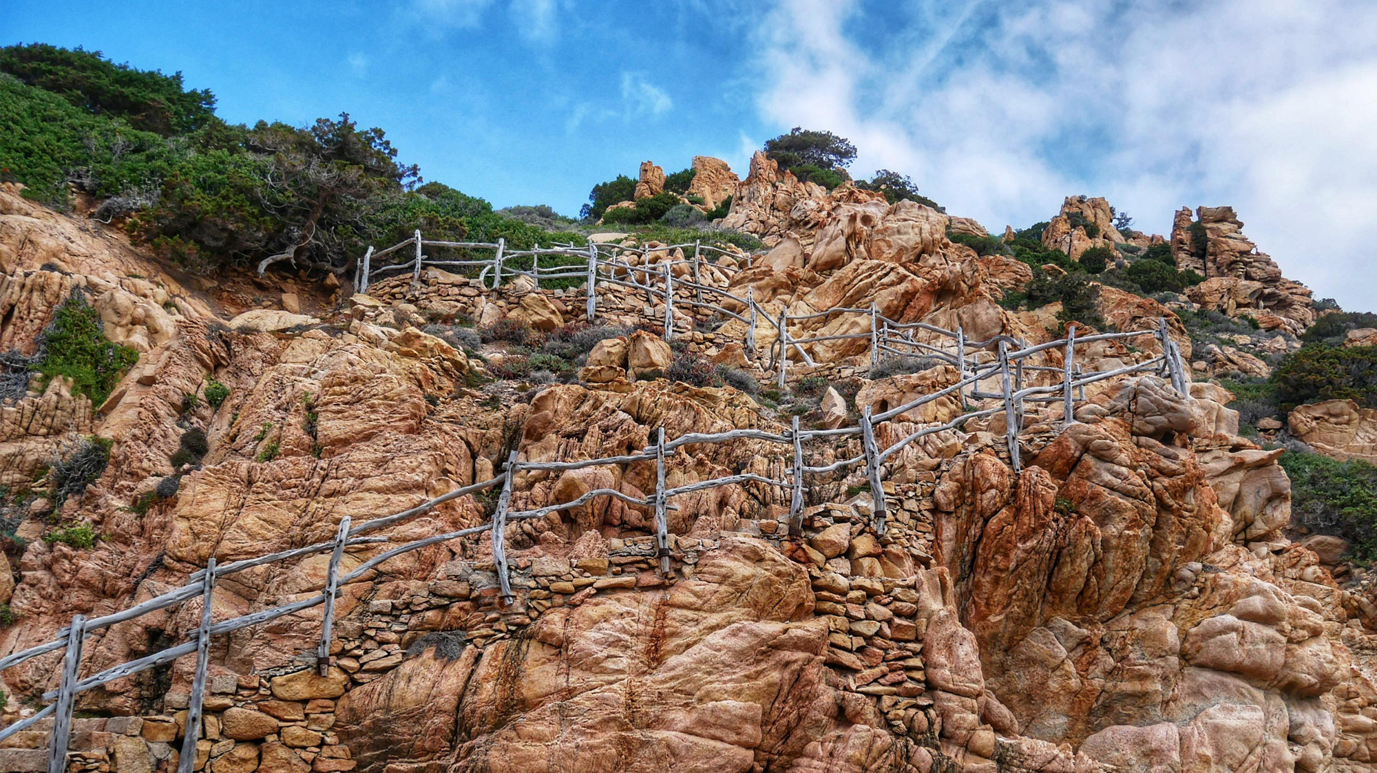 Steile Treppe zum Strand Li Cossi
