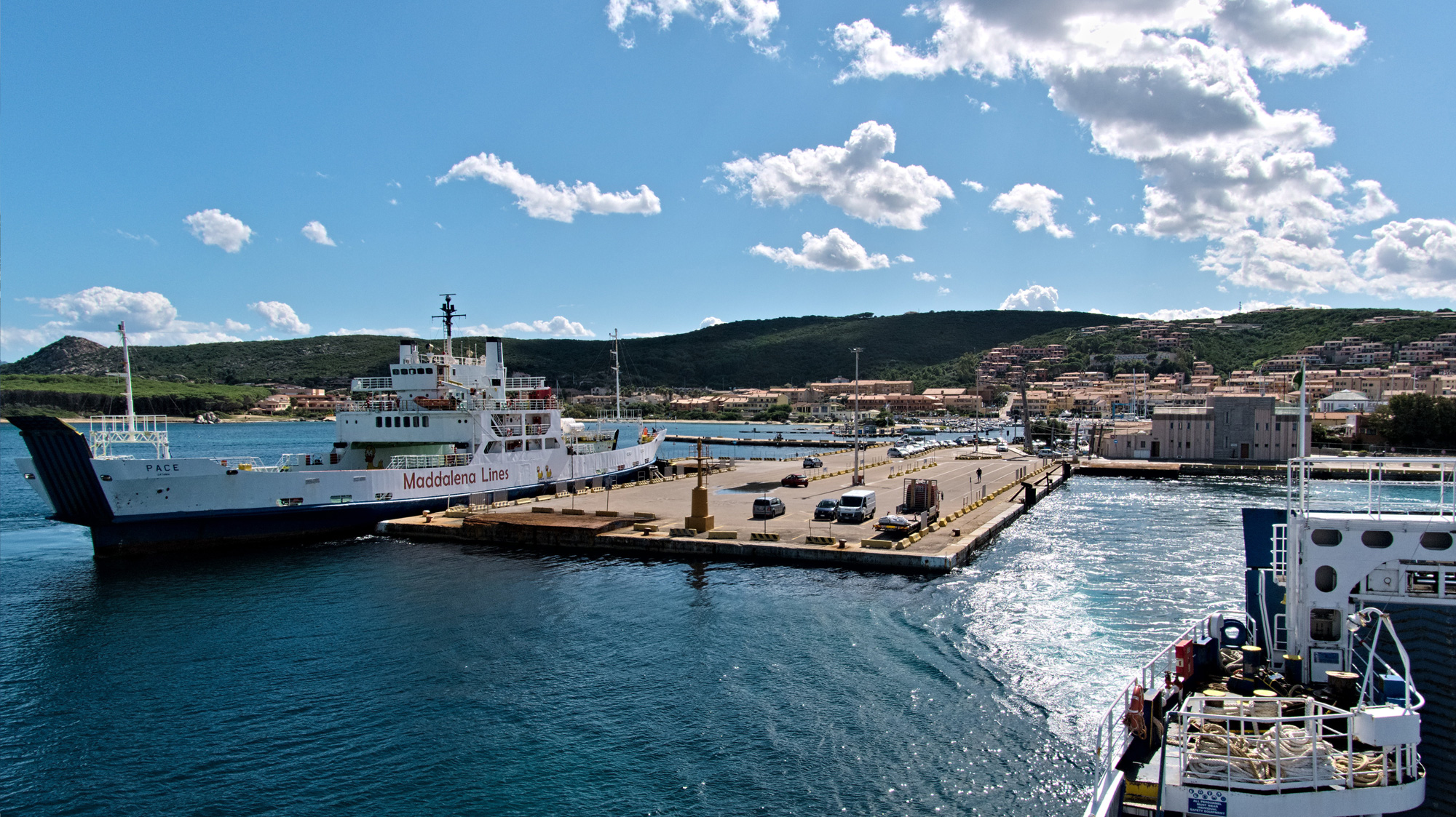 Die Fähre nach La Maddalena legt ab! Blick über den Hafen von Palau.